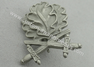 значки сувенира сплава цинка формы листьев 3D, мемориальный значок с перекрестной шпагой с туманный плакировкой никеля