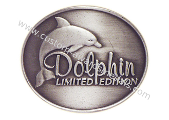 Подгонянный античной серебряной изогнутый плакировкой значок дельфина, значки сувенира певтера для кружки