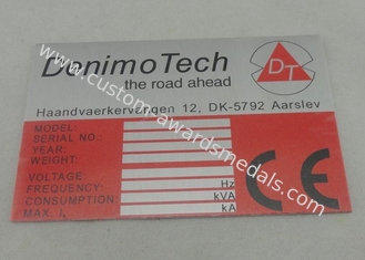Алюминиевые значки сувенира для машины с эпоксидной смолой, лазером Engravable и клейкой лентой