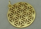 Значки золота сувенира заливки формы алюминиевые с отверстием Pouched точности
