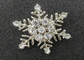 Подгонянный Пин фибулы цветка снега заливки формы сплава цинка, ясные каменные значки металла